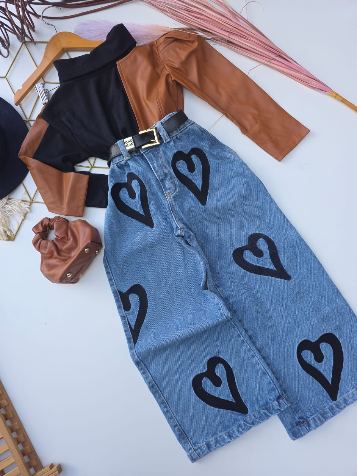 CALÇA jeans  WID LEG CORAÇÕES PRETOS BORDADOS