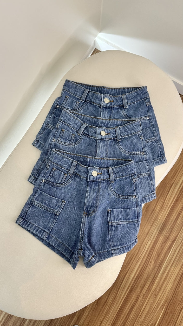 Short lorena bolso cargo com costura frontal jeans escuro