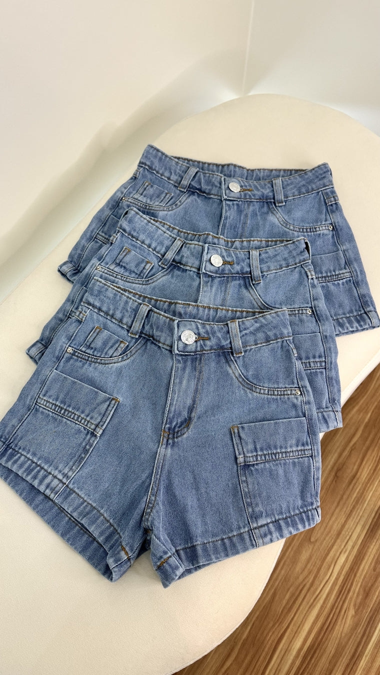 Short lorena bolso cargo com costura frontal jeans claro