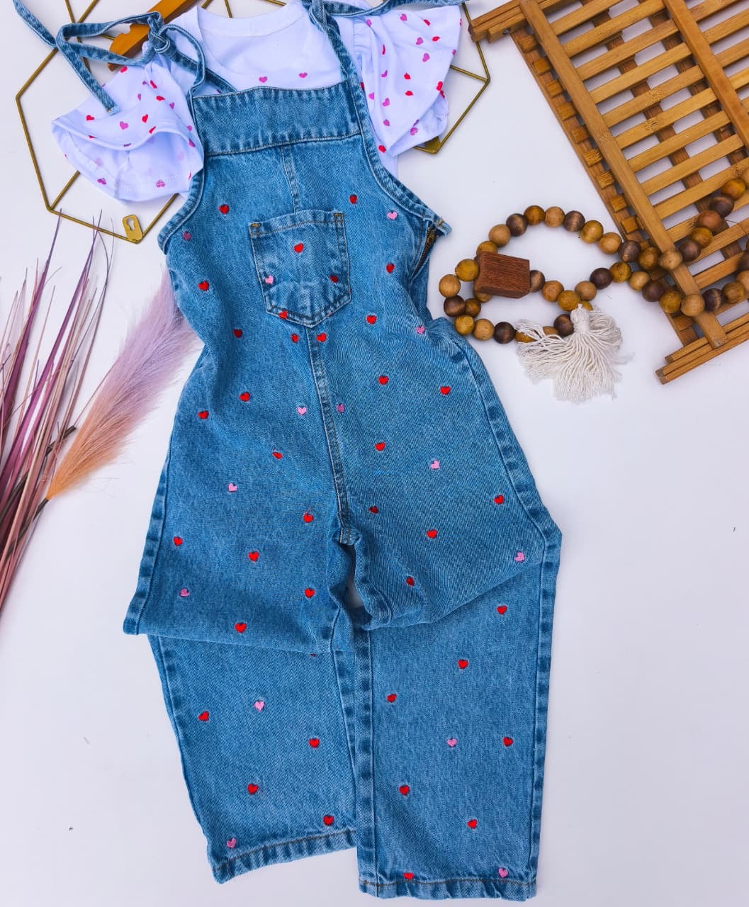 Macacão jeans longo mini corações bordados