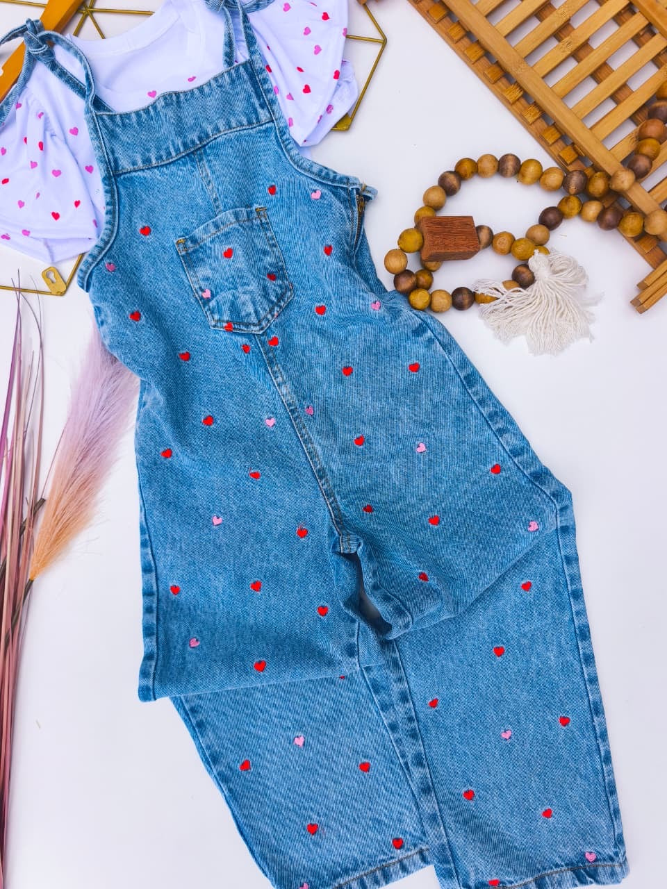 Macacão jeans longo mini corações bordados