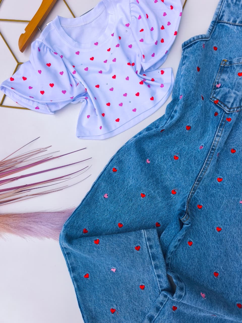 Macacão jeans longo mini corações bordados