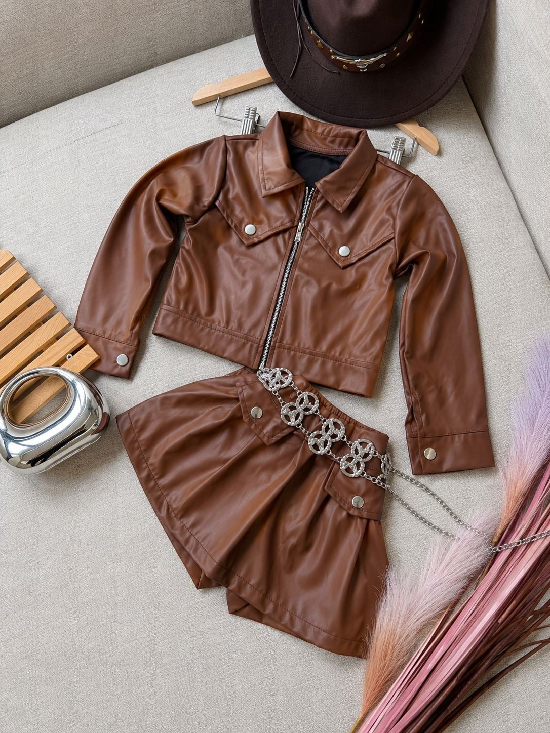 Conjunto couro 
Short saia e jaqueta zíper