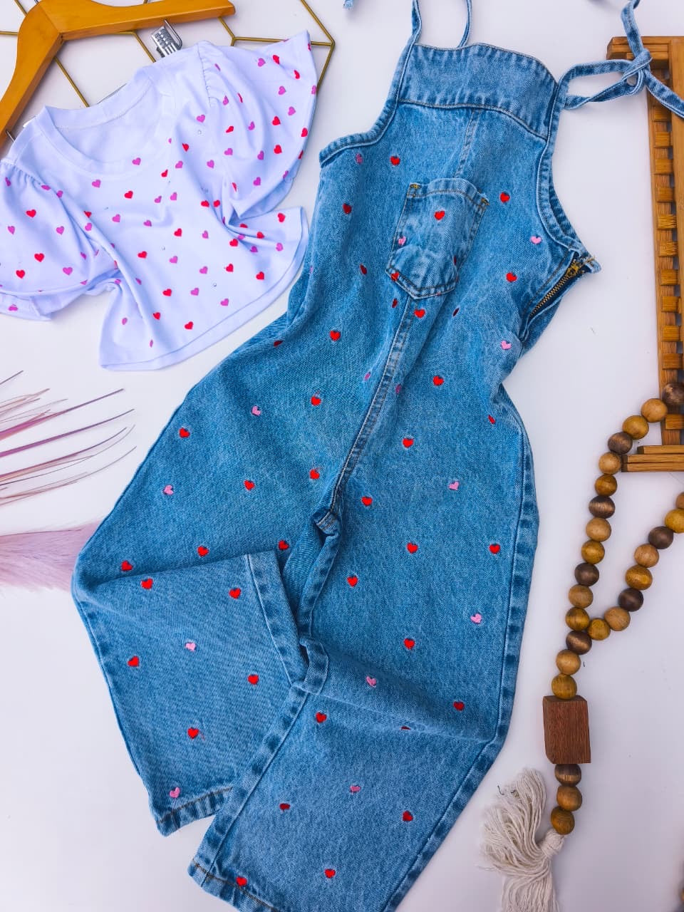 Macacão jeans longo mini corações bordados