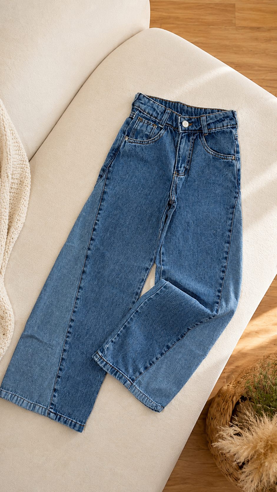 Calça jeans detalhes lateral