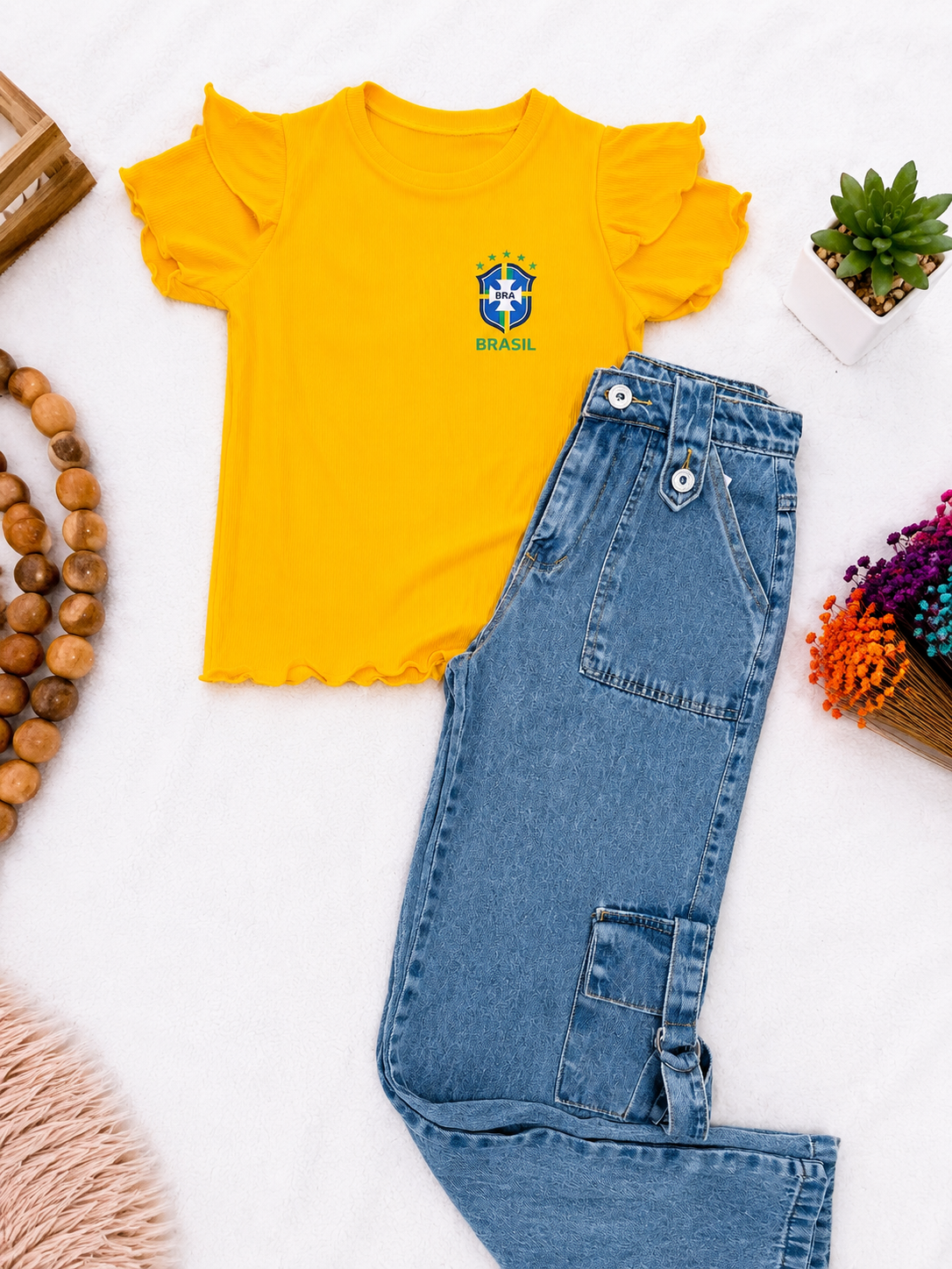 Conjunto Brasil , calça jeans e T-shirt amarela