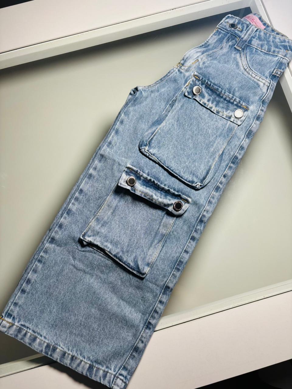 Calça jeans cargo bolsos botões  Possui regulagem na cintura