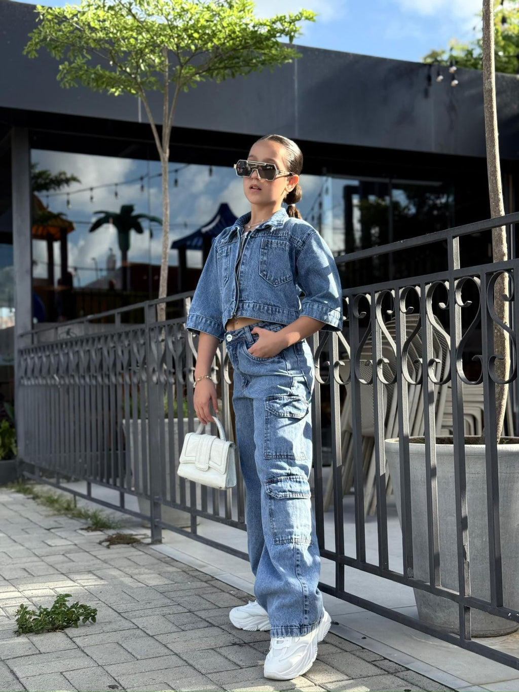 Calça jeans Widleg bolsos cargos