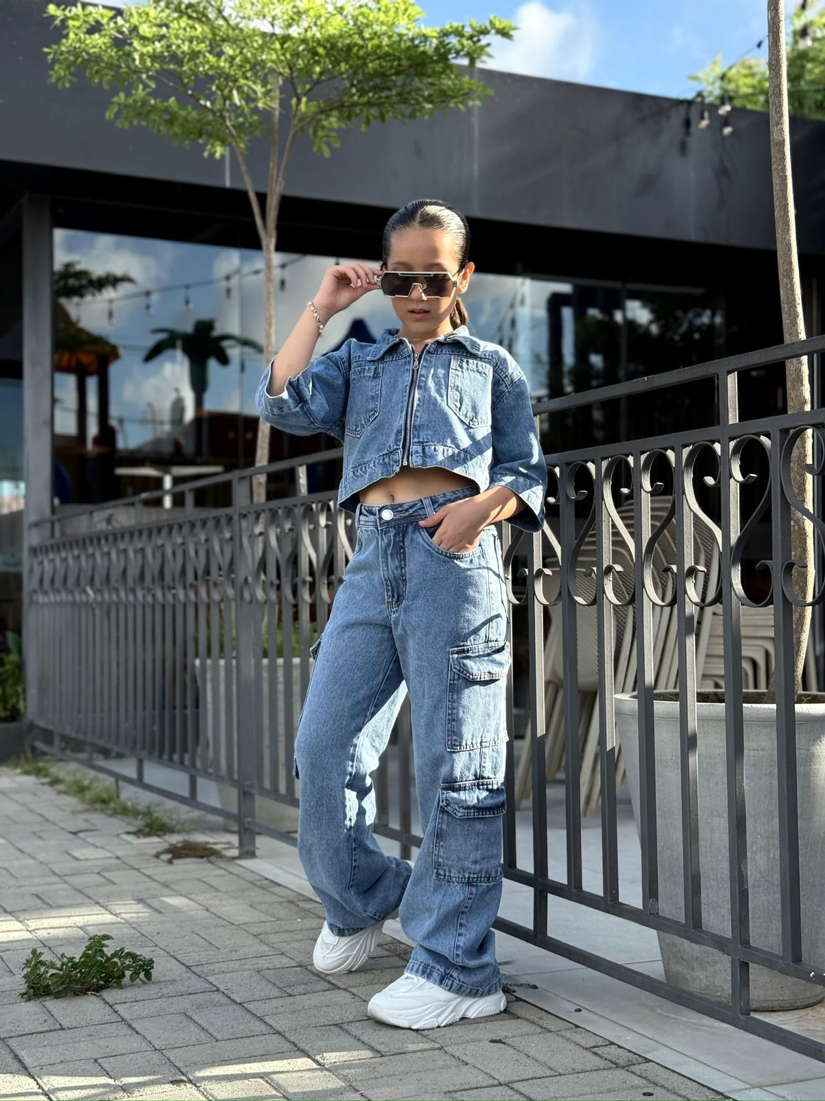 Calça jeans Widleg bolsos cargos