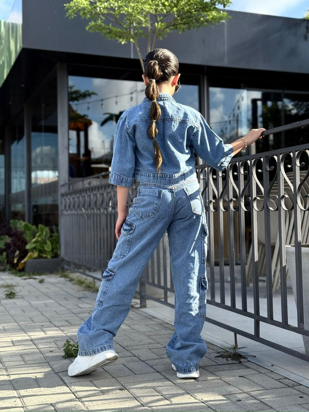 Calça jeans Widleg bolsos cargos
